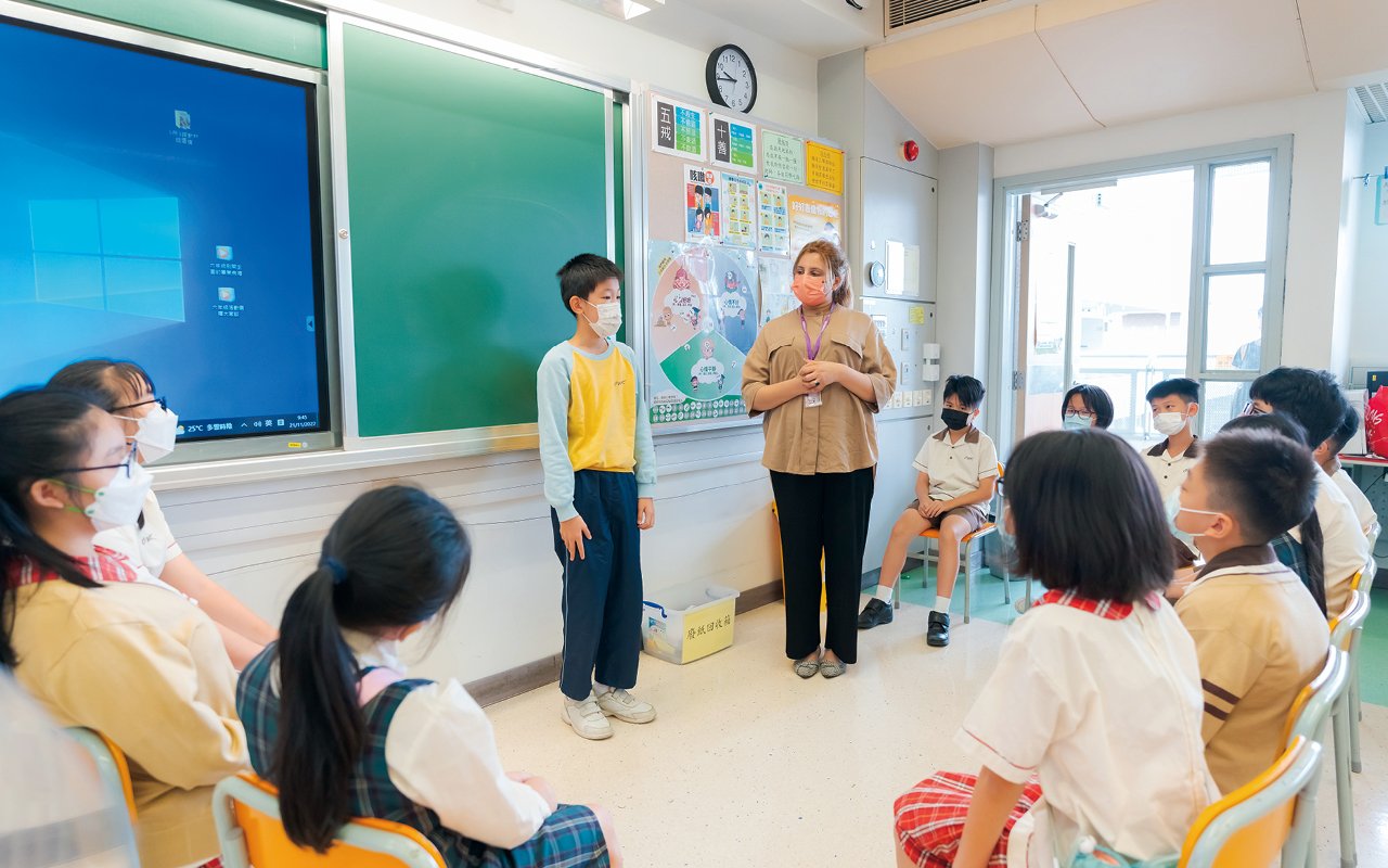 4位外籍英語老師會在課堂上應用靈活教學模式，如唱遊、遊戲、戲劇、討論等，幫助消減學生對英語的恐懼，同步提升其學習興趣和動機。