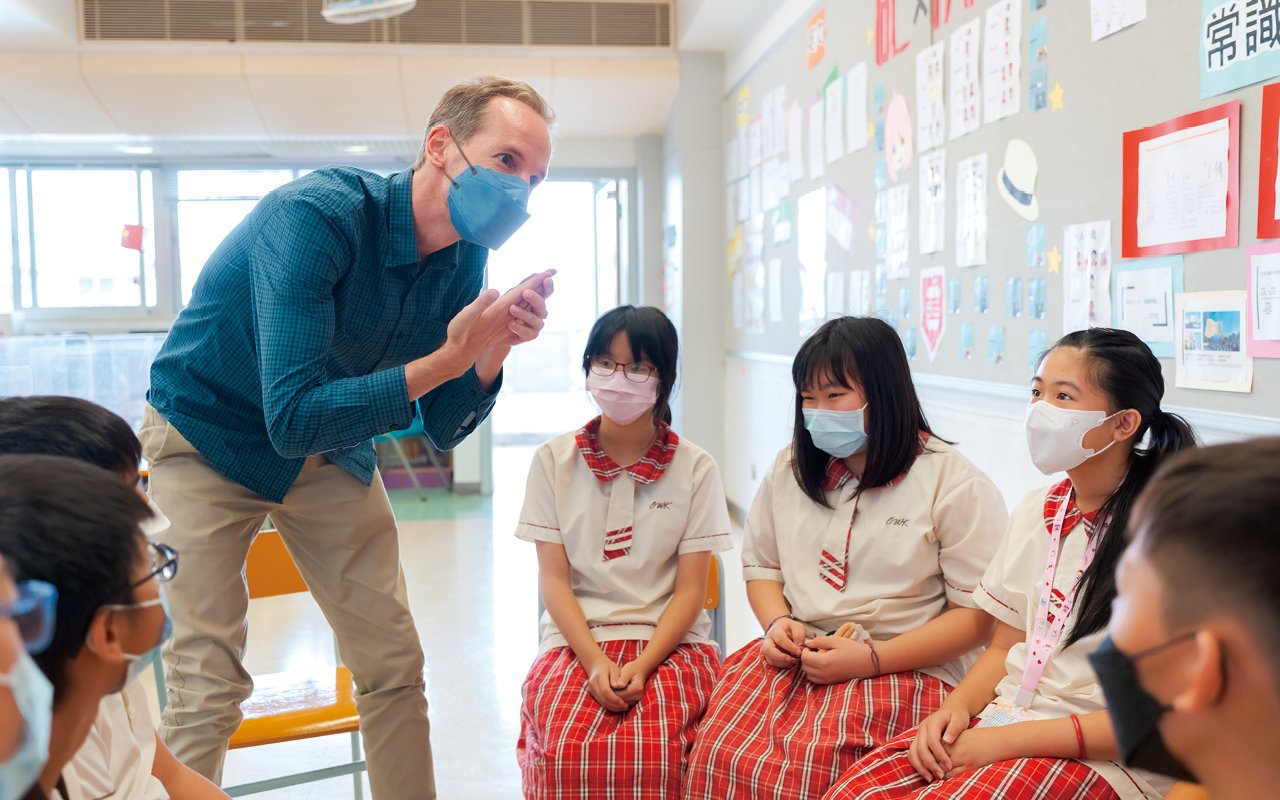 4位外籍英語老師會在課堂上應用靈活教學模式，如唱遊、遊戲、戲劇、討論等，幫助消減學生對英語的恐懼，同步提升其學習興趣和動機。