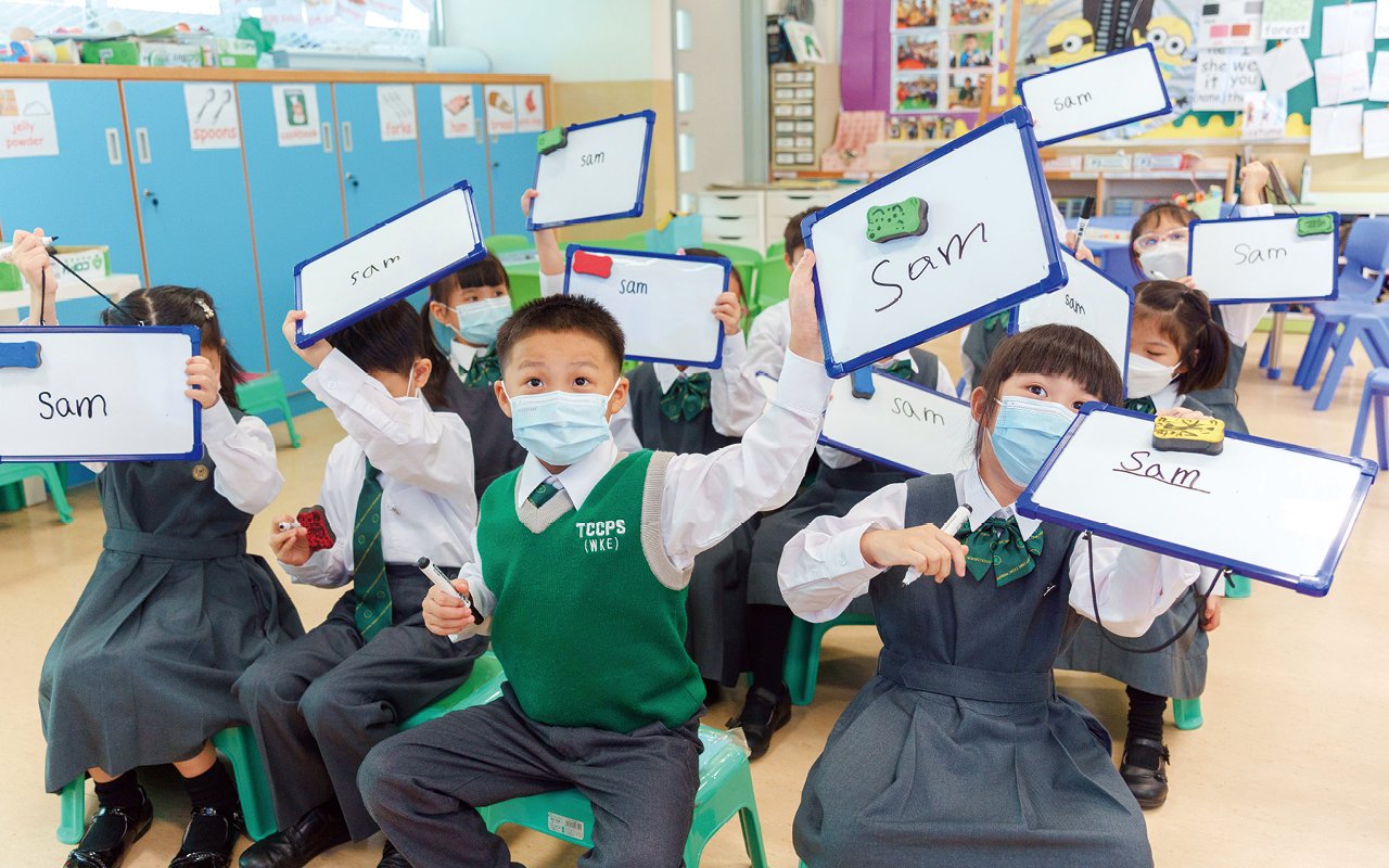 道教青松小學（湖景邨）位於新界屯門區，一直秉承「興學育才」的宗旨，以積極進取的態度及有趣的教學活動，讓學習過程變得更易「入腦」，為學生提供最優質的教育。吳思銘校長領導專業教學團隊，致力鞏固學生的英文基礎。