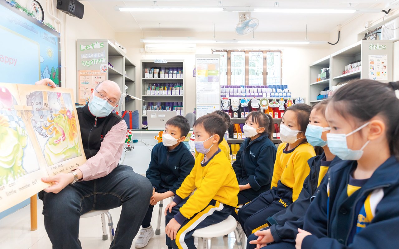 Reading is the only way to learn Chinese, so the school cooperates with foreign English teachers to jointly compile school-based reading and writing courses for grades one to three, so that the teaching content can be combined with readers to expand students' learning areas.