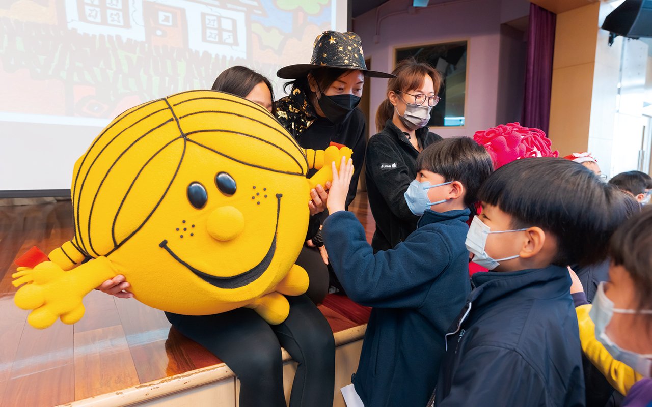 In order to improve their oral English skills and enable students to use English fluently to increase their life experience and learn about different cultures around the world, a school-based Pinyin course is specially designed for grades one to three. It is taught by foreign English teachers and teaches students correct pronunciation and intonation through singing, games, storytelling, etc., and builds a good foundation for English pinyin.