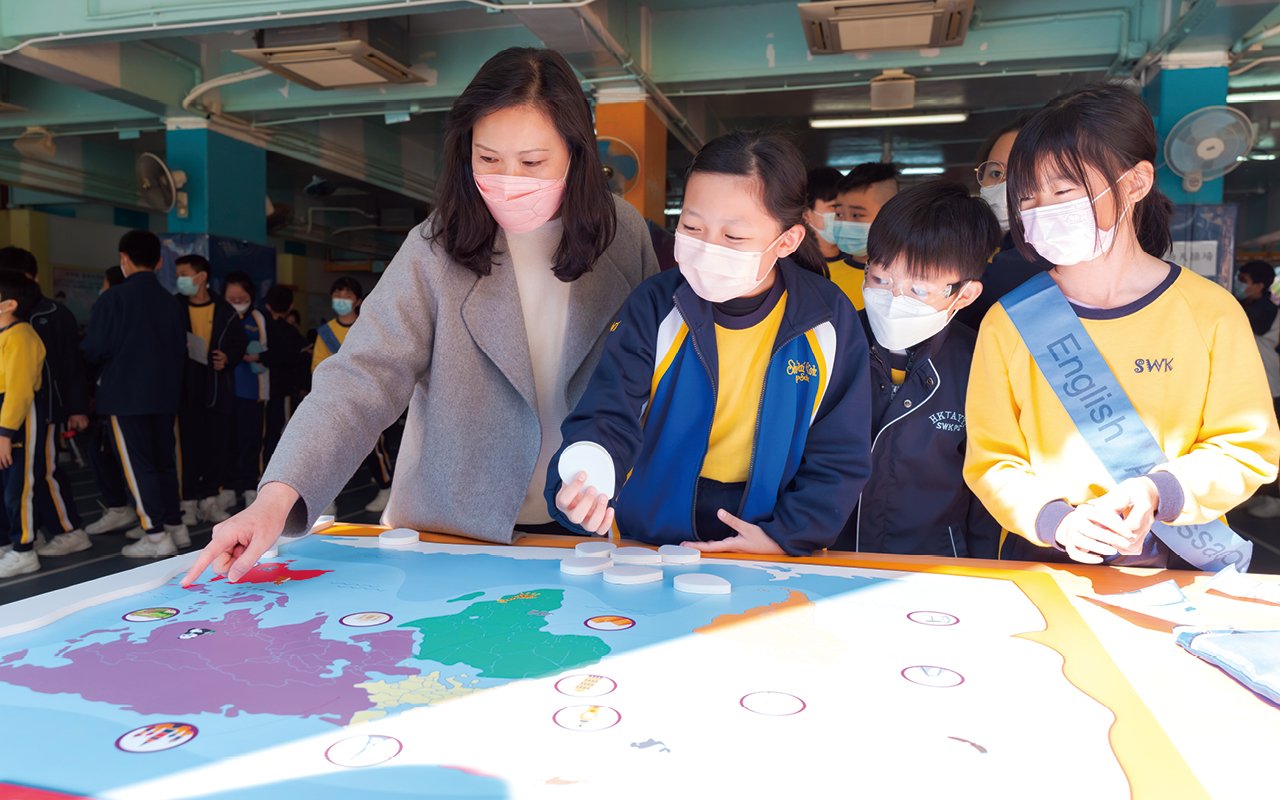 By the senior grades, Pinyin courses will be integrated with teaching content. The school actively cooperates with the school-based support services of the Education Bureau to emphasize practical daily English.