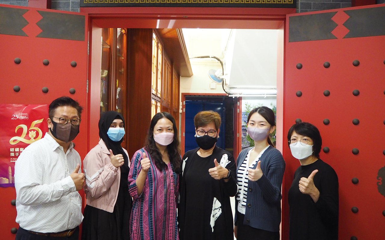 Principal Yi actively promotes the Education Bureau's "school-based support services" within the school and establishes a close cooperative relationship with the bureau to design school-based reading and writing courses for students to comprehensively improve students' English proficiency.