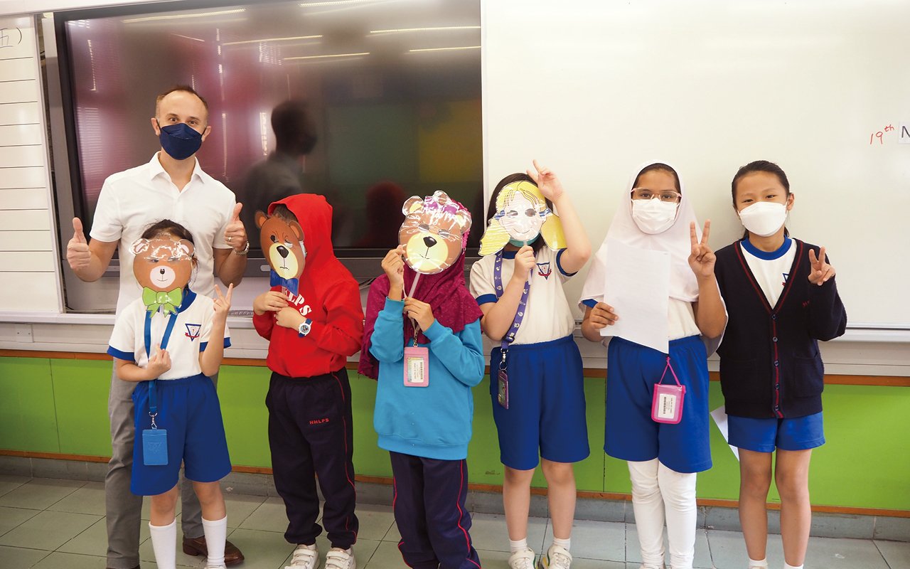 The school vigorously promotes innovative English learning and uses drama and different learning activities to create more English situations for students and increase opportunities to apply English.