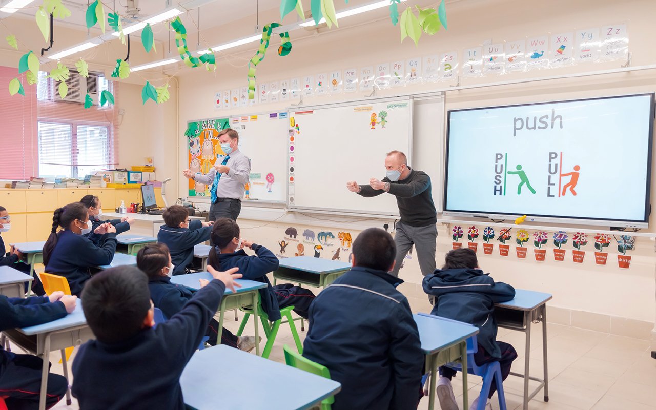 The teaching team has also introduced the "APlus" learning platform. Students can match the textbook content and choose enrichment exercises on different topics according to their personal abilities, including reading comprehension, English grammar, listening, conversation and other training, so that students can deepen their classroom knowledge and consolidate what they have learned.