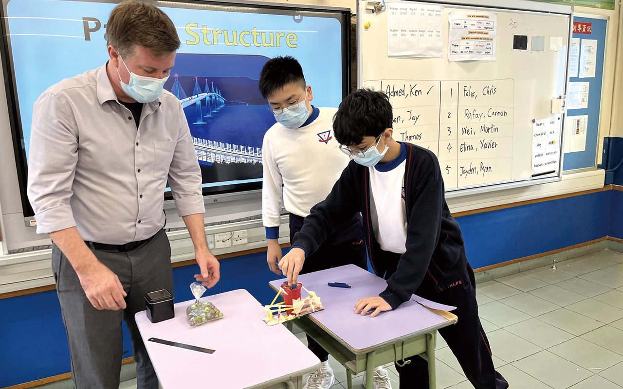 The teaching team has also introduced the "APlus" learning platform. Students can match the textbook content and choose enrichment exercises on different topics according to their personal abilities, including reading comprehension, English grammar, listening, conversation and other training, so that students can deepen their classroom knowledge and consolidate what they have learned.