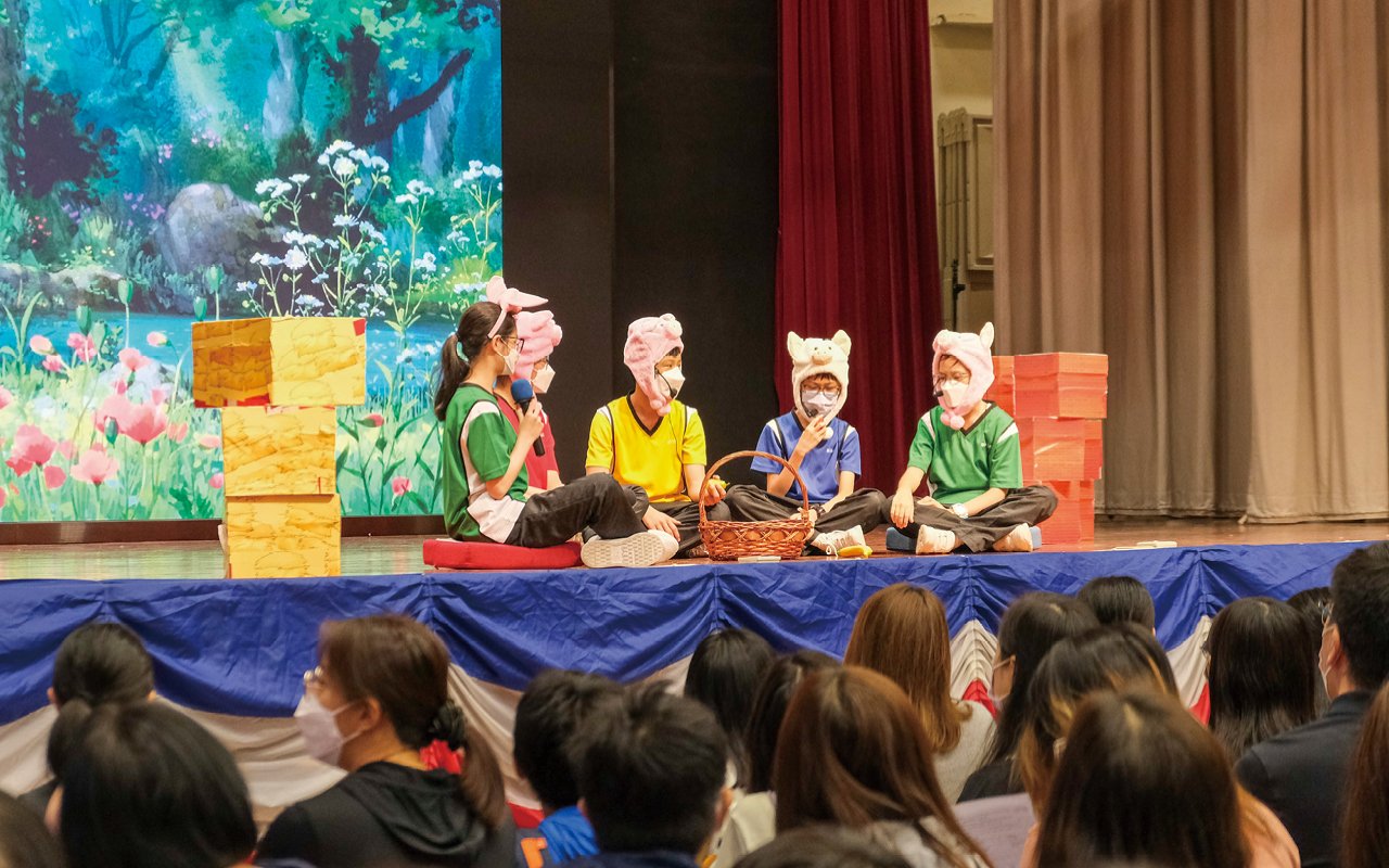 學校不單增加英語課節，更將校本英語課程分成英語核心課、 英國文學課、英語戲劇課和口語訓練課，好讓學生從日常課程中建立良好的英語能力。