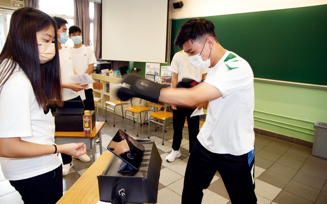 學生可以體驗電子遊戲攤位及水上活動。