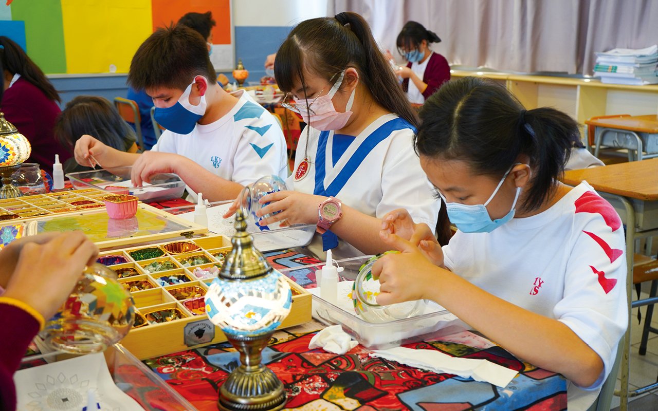 教學團隊積極校外專業進修，以掌握與學生相處和溝通的技巧、處理學生行為問題的方法。