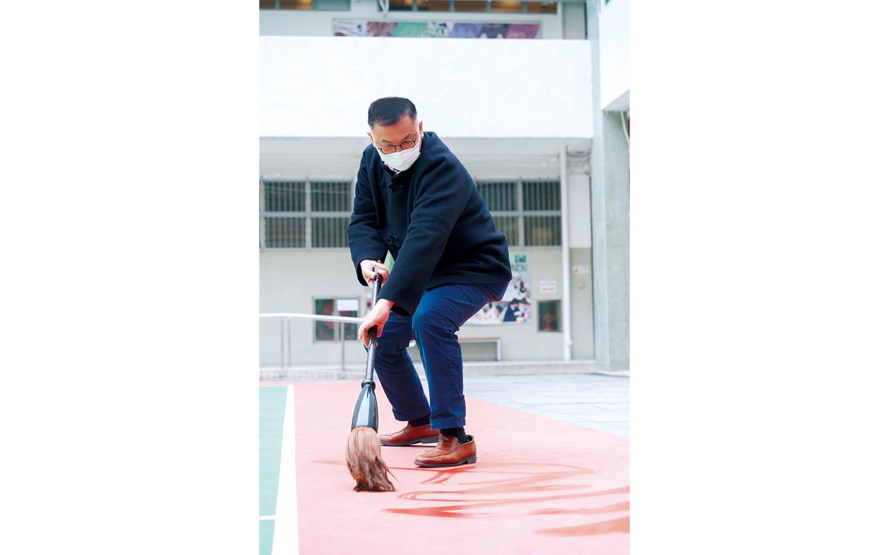 彭校長親力親為，親自批改學生的個人名字練字習作。