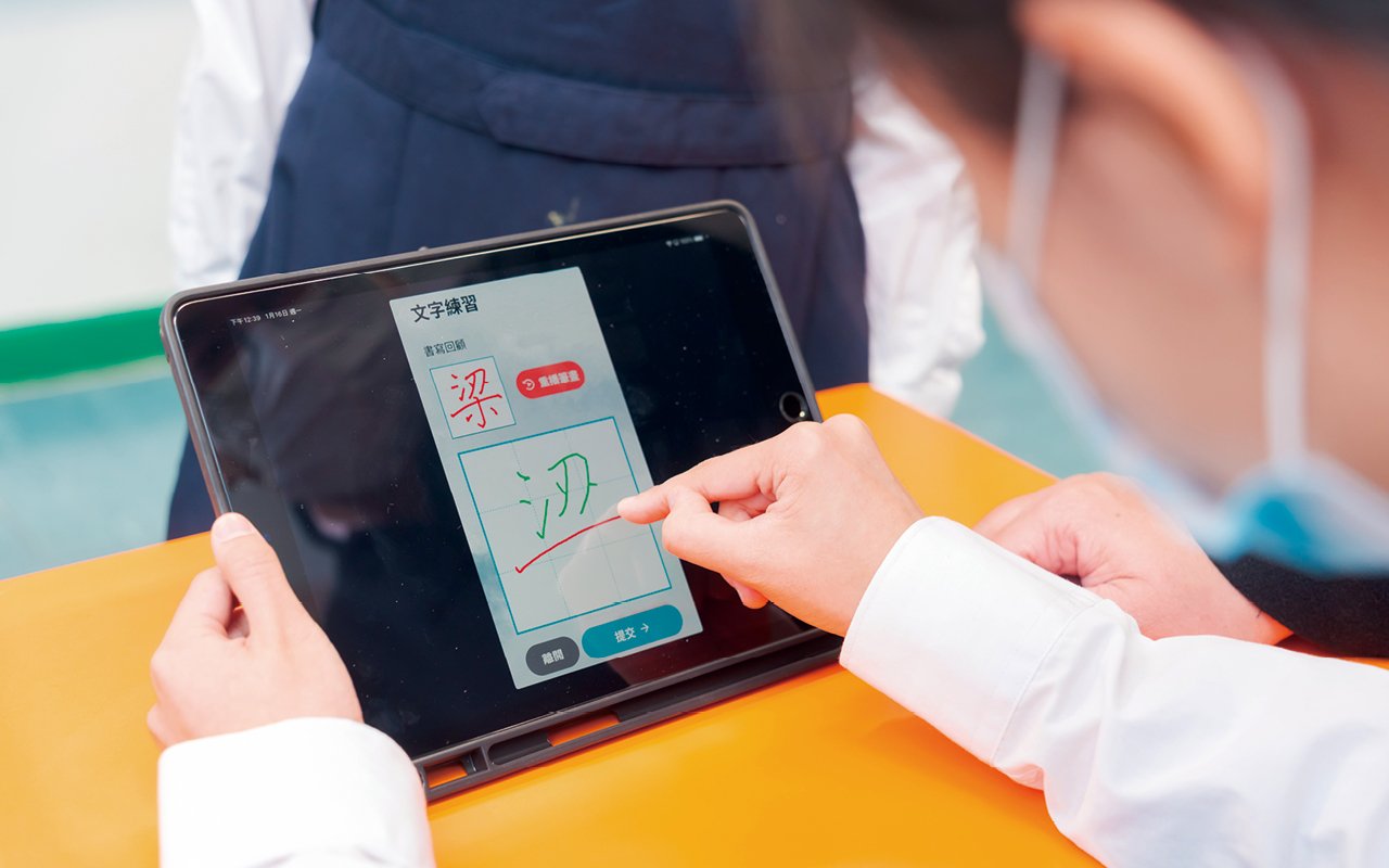 校長分享楷書的歷史背景和筆法概念。