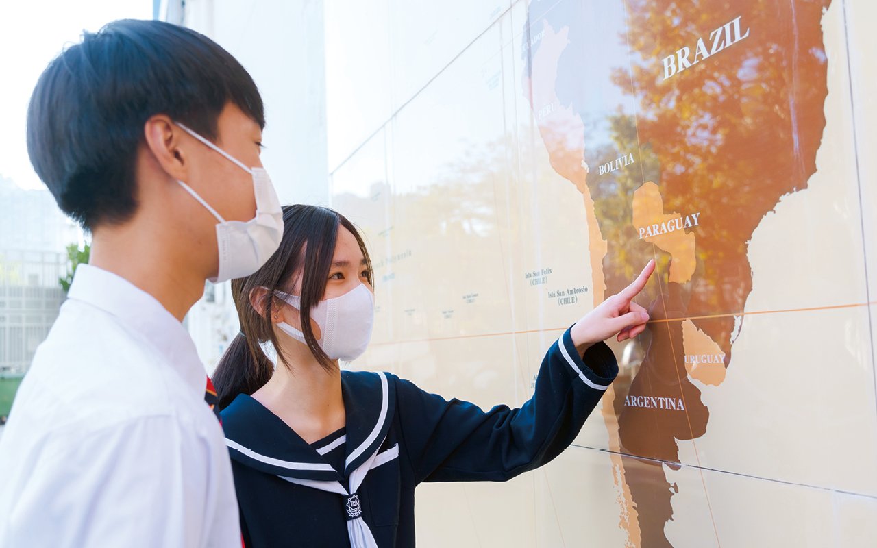 學校於操場上設立學界最大的戶外世界地圖。