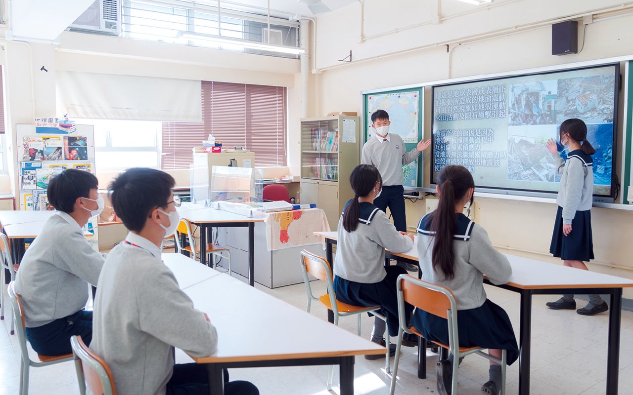 學校為高中學生提供多元化學習課程。