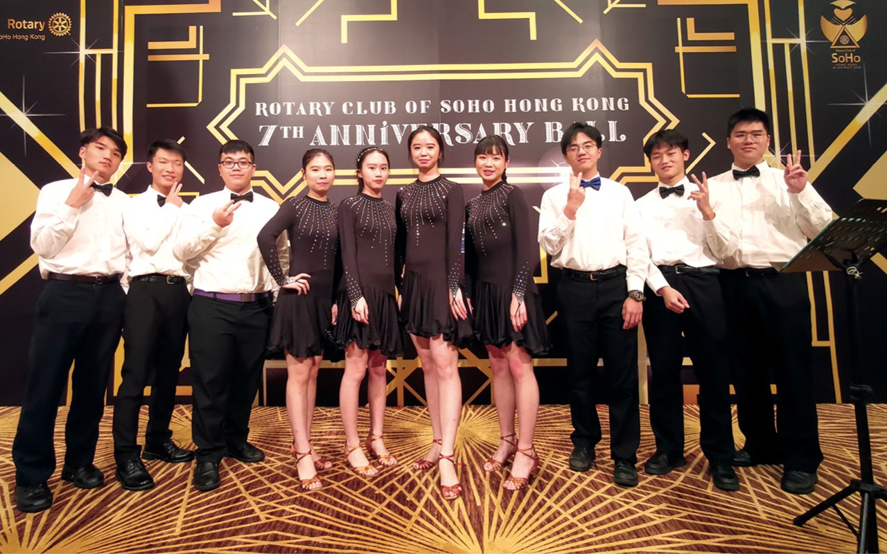 競技啦啦隊表現出色，多次獲邀參與大型社區表演。