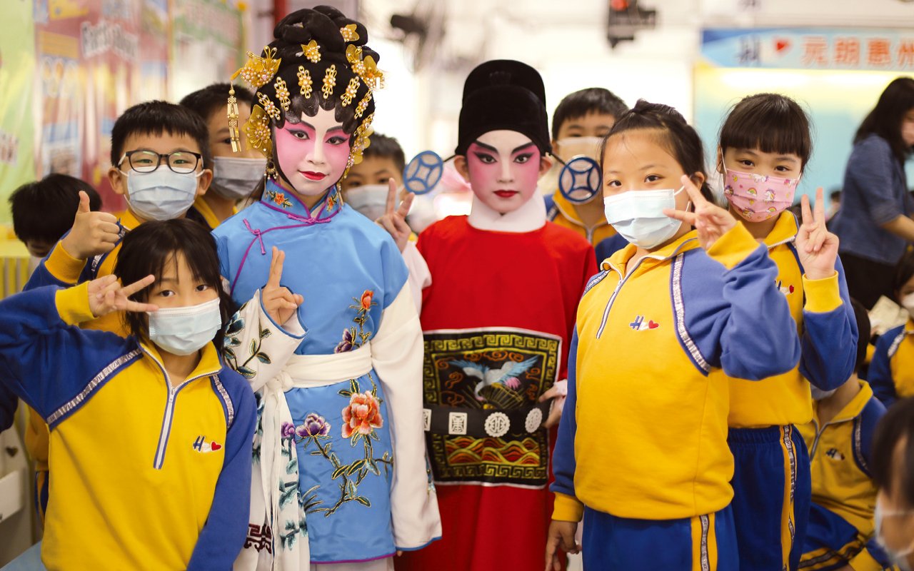 學校內的文藝氣息濃厚，除了豐富的藝術教育課程和課外活動外，過去亦積極參與如「伙伴藝術計劃」和「全港校園藝術大使」等校外的活動。