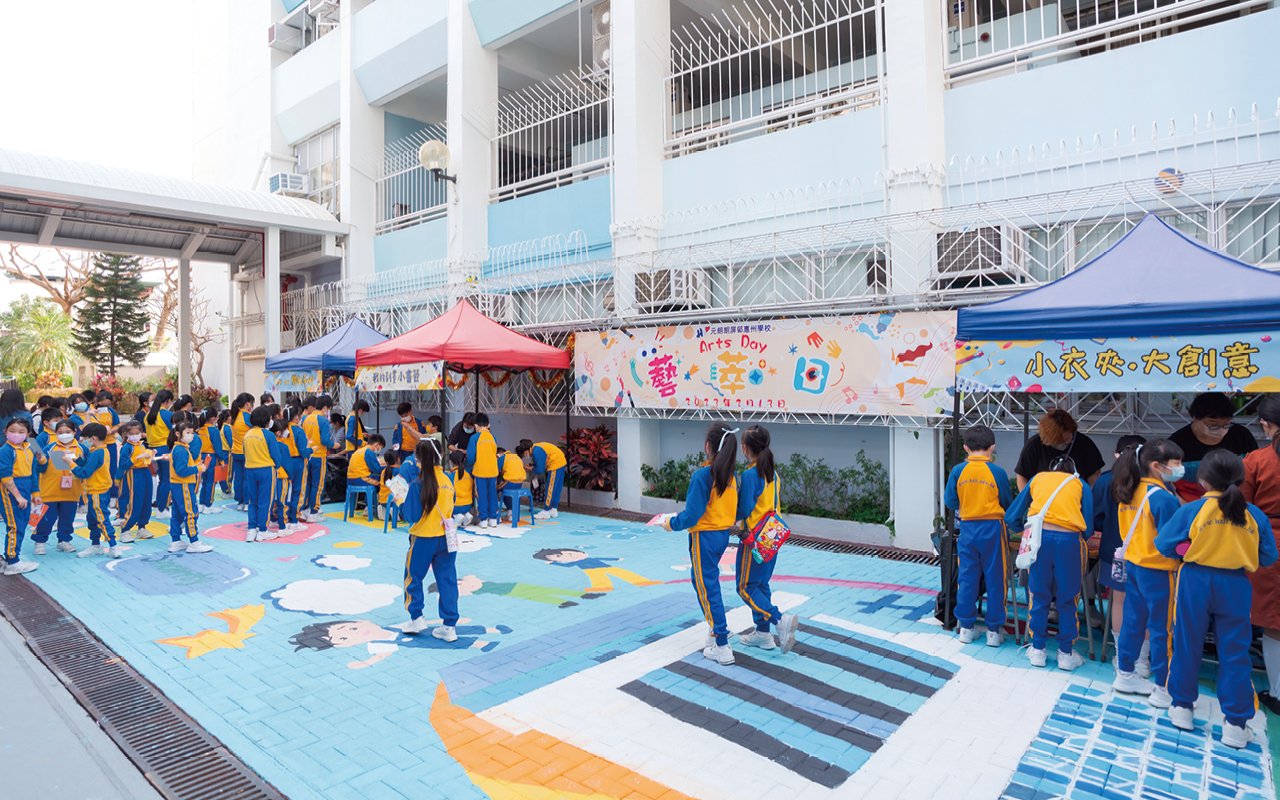 鄭校長帶笑地說道：「藝術教育十分重視創意和執行，既能培養同學的美學意識，又讓他們從過程中不斷思考創新點子，可說是創客精神的始步。故此，我們深信多舉行『從做中學』的學習活動，能為孩子建立『想得出來，就做得出來』的創客精神和創作主張。」