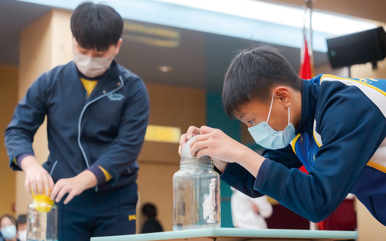 麥校長帶領教學團隊深化STEM課程，以及設計有趣生動的學習活動，讓學生達到整全發展，培養他們獨立思考和解決問題的能力。
