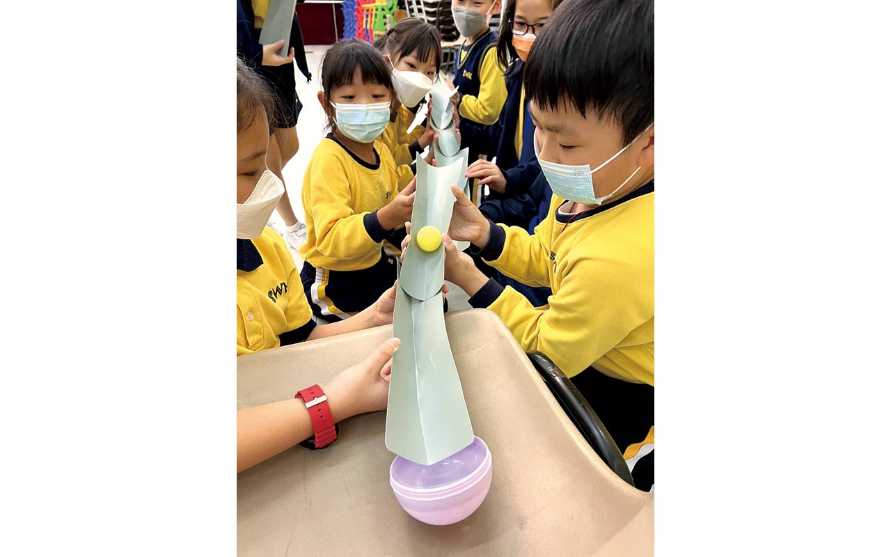 學校亦積極加入遊戲學習以推動品德教學，除舉行為期六日的歷奇遊戲日「衝堅陷陣Get Set Go」，透過懸繩攀爬等活動，使學生從歷奇活動中學習勇敢面對困難，強化心理韌性。