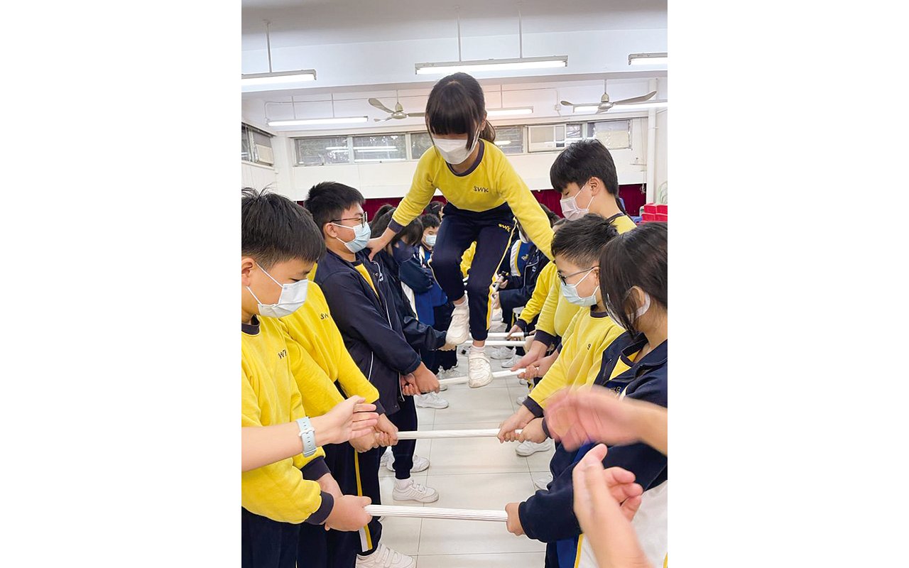 學校亦積極加入遊戲學習以推動品德教學，除舉行為期六日的歷奇遊戲日「衝堅陷陣Get Set Go」，透過懸繩攀爬等活動，使學生從歷奇活動中學習勇敢面對困難，強化心理韌性。