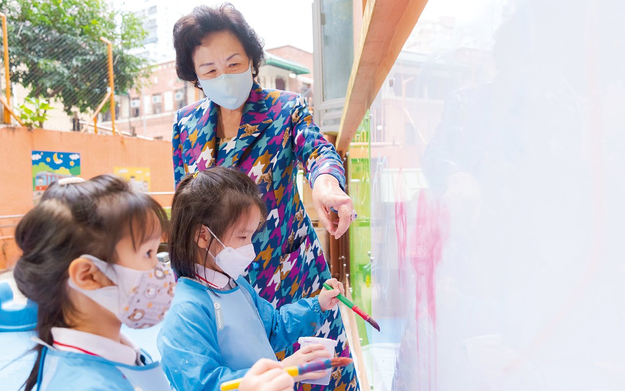 校監羅瞿惠芬女士認為，感官為幼兒認識世界的重要工具，早於學齡前的幼兒便學會透過環境中的各種訊息與周遭進行互動，藉以建立不同認知。