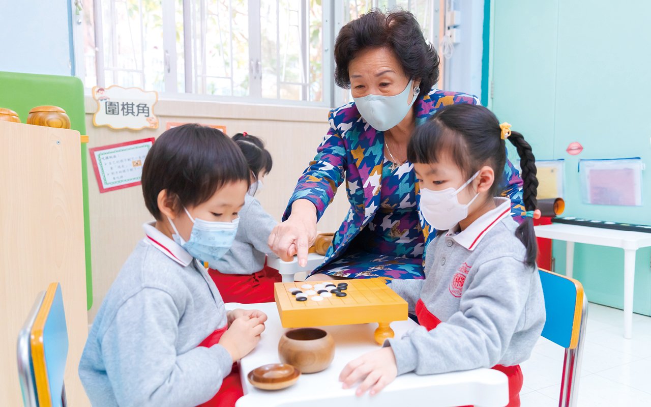 學校尤其重視校舍設計，想方設法打造多個特色教室，旨在為學生提供不同的感官刺激學習和廣泛教材，助其拓展所學，奠定良好的學習基礎。