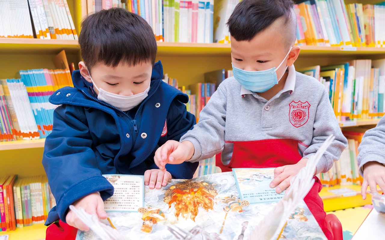 學校尤其重視校舍設計，想方設法打造多個特色教室，旨在為學生提供不同的感官刺激學習和廣泛教材，助其拓展所學，奠定良好的學習基礎。