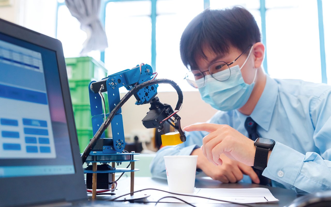 學校重視建立同學的知識基礎