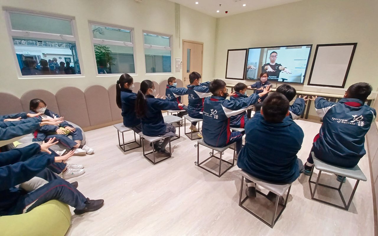 老師鼓勵他們以英語和人工智能進行互動交流