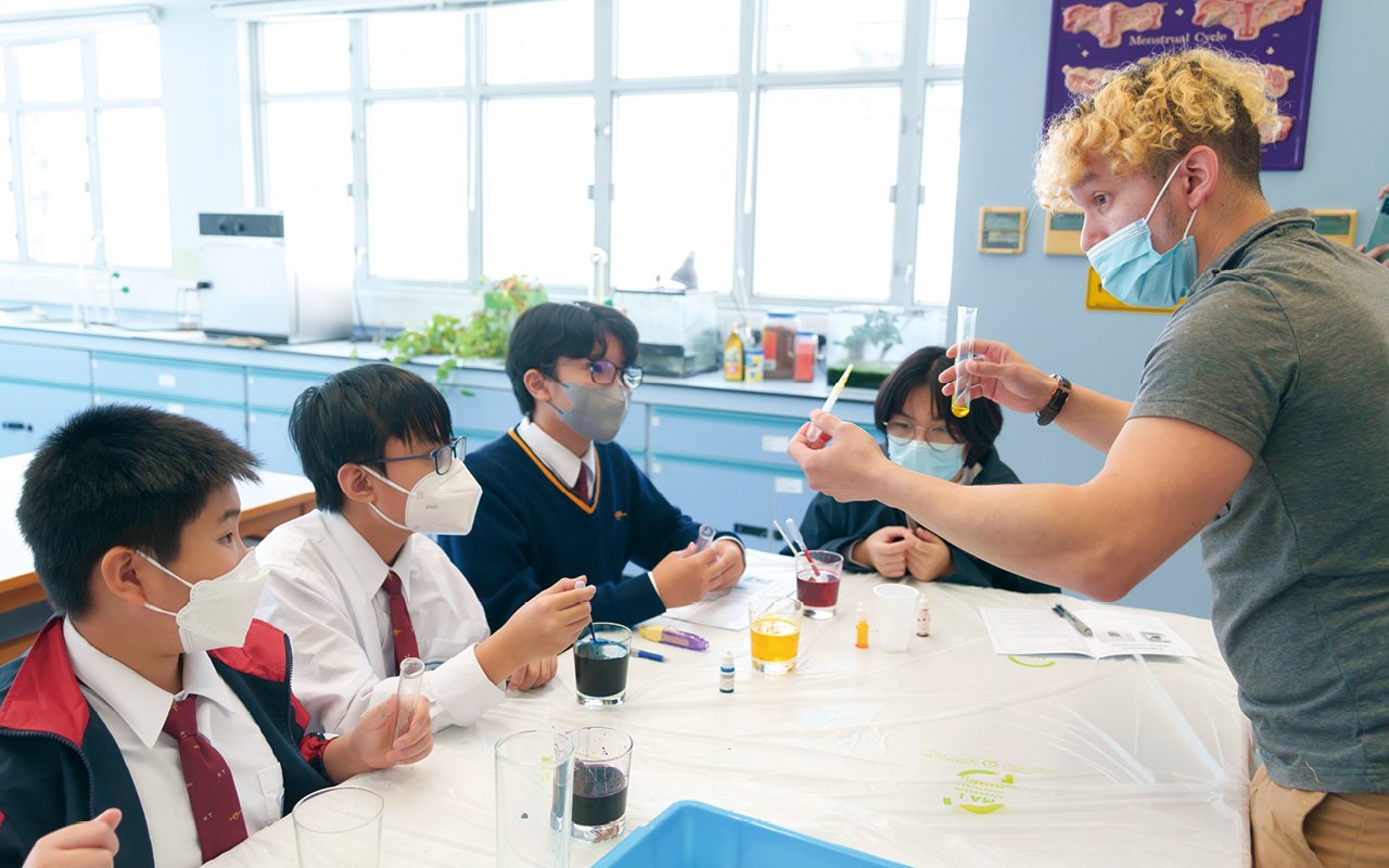 學校着手規劃具自家特色的校本創科 課程，善用每位老師的教學特色和風格，配合學生 的實際發展需要，將 STEAM 和藝術、生活與應用 教育作結合