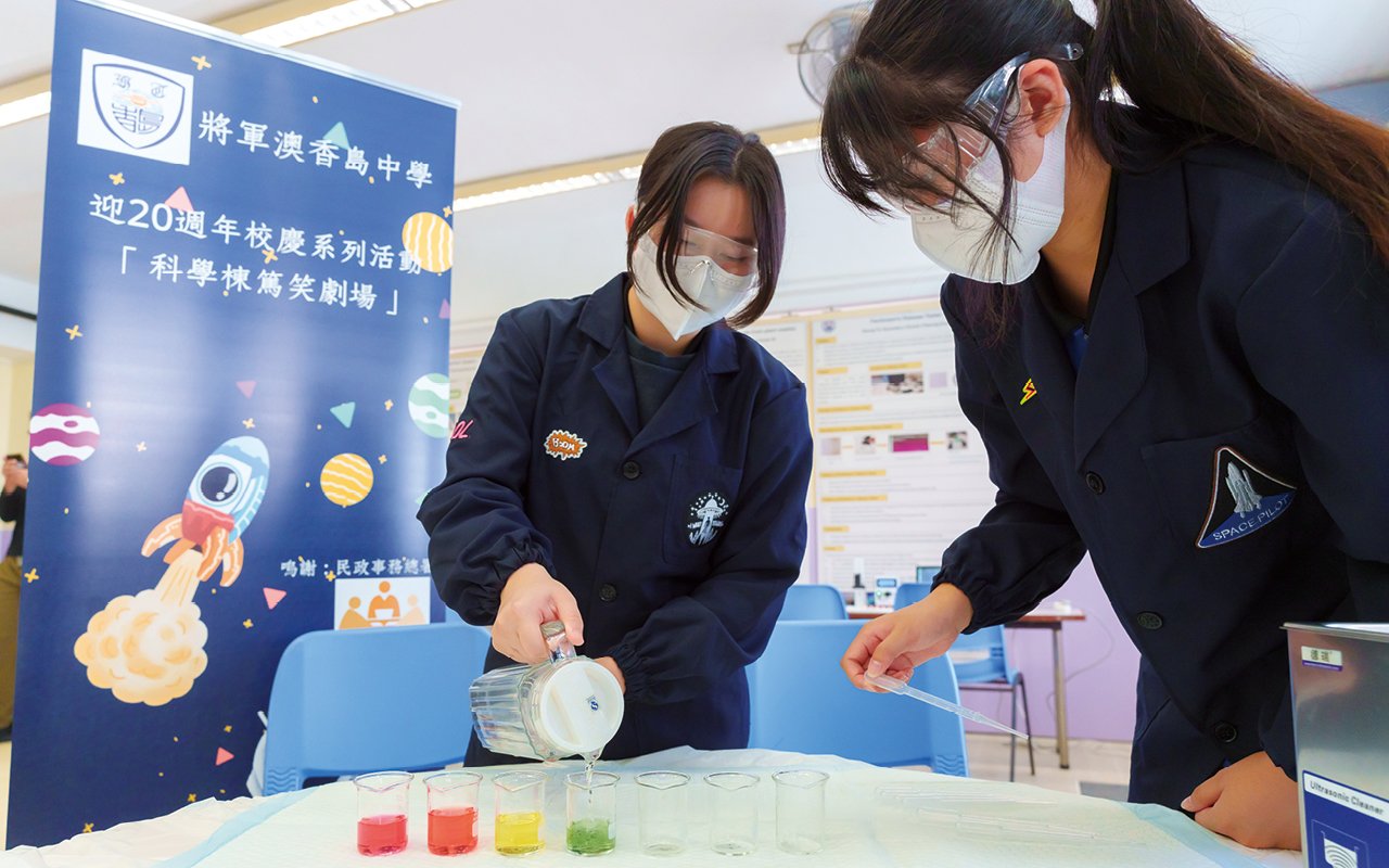 老師設計一系列 案情，為同學建立情境教學，提出不同角度引導學 生探索問題，並教導他們利用科學儀器，建立邏輯 思維和推論技巧
