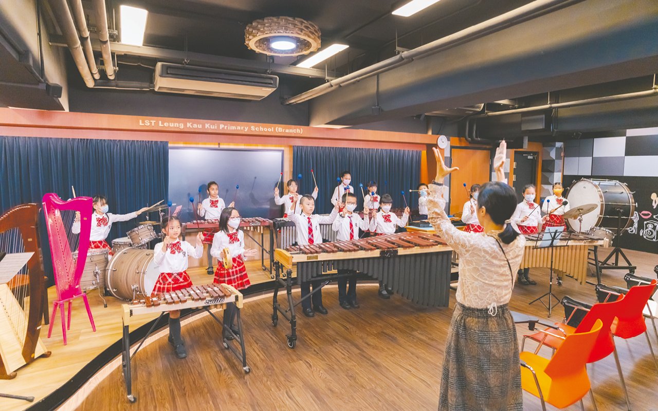 大力支持學校的音樂劇團發展