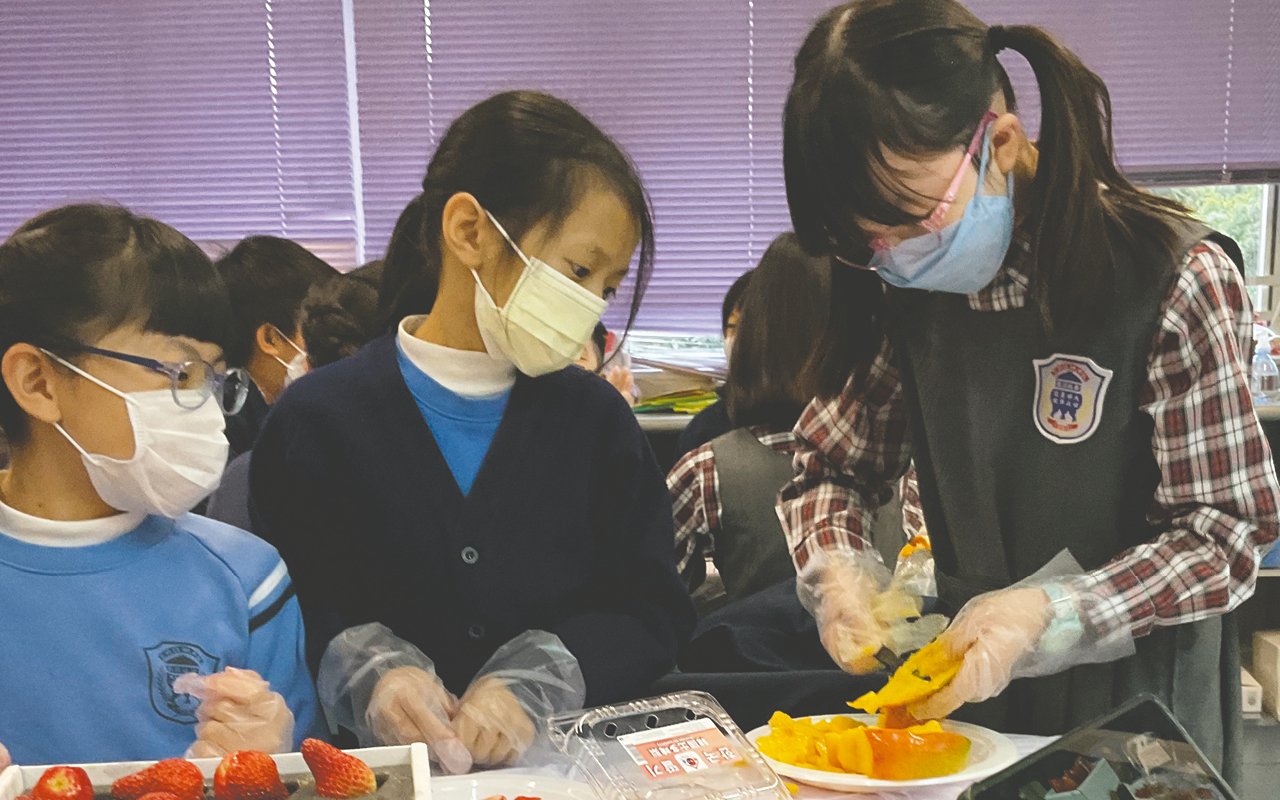 同學協力製作果醬
