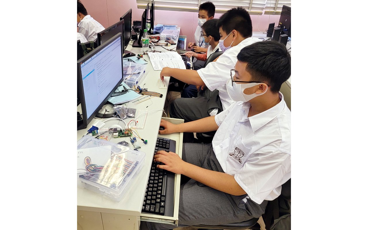 學校強調『課堂中實現』的理念