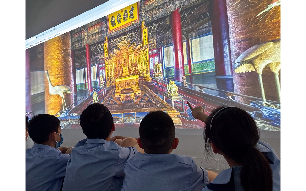 學校利用超廣角投影機建立沉浸式學習空間