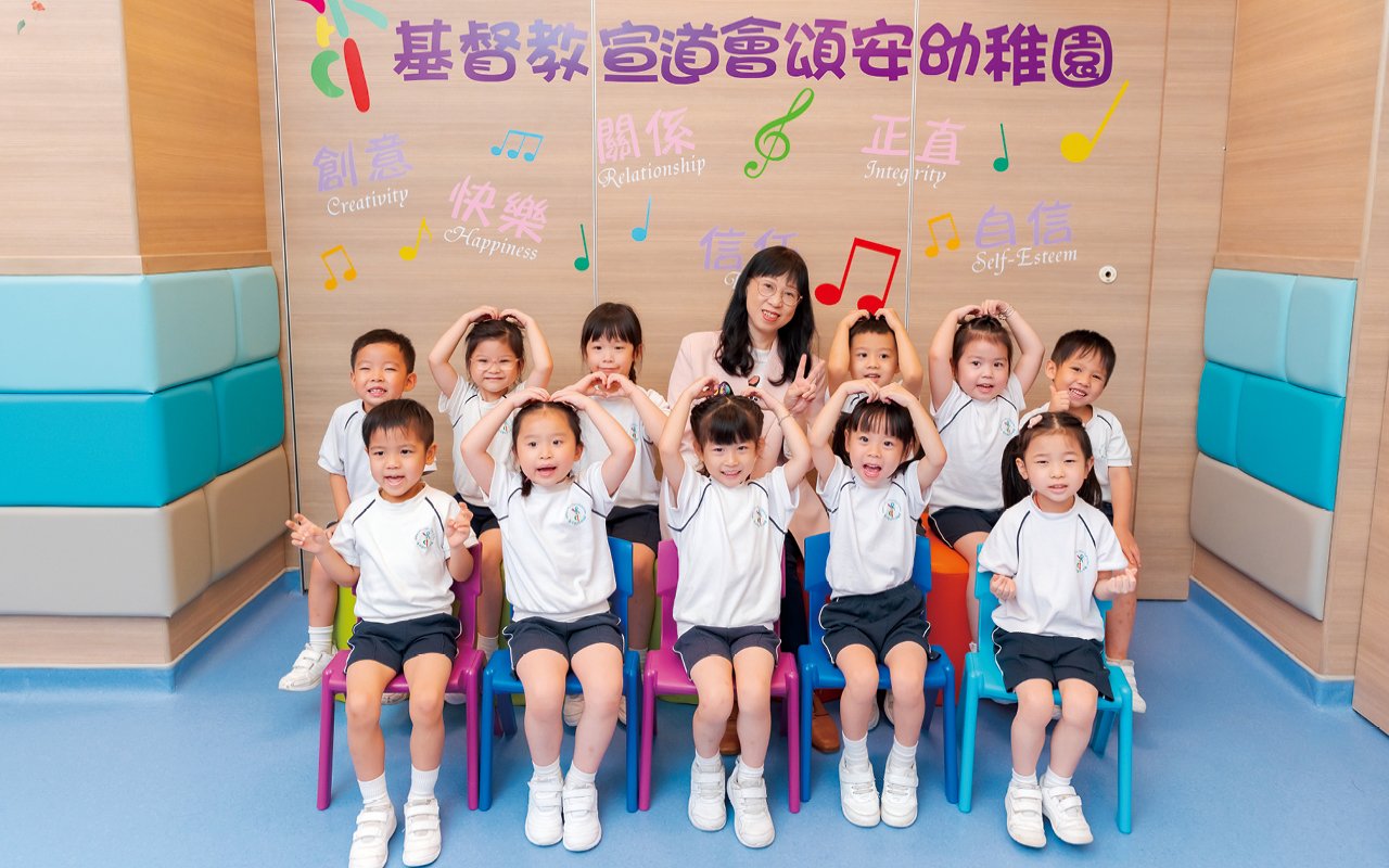 學校着重培養同學創意、快樂、關係、正直、自信、 信任六大素質