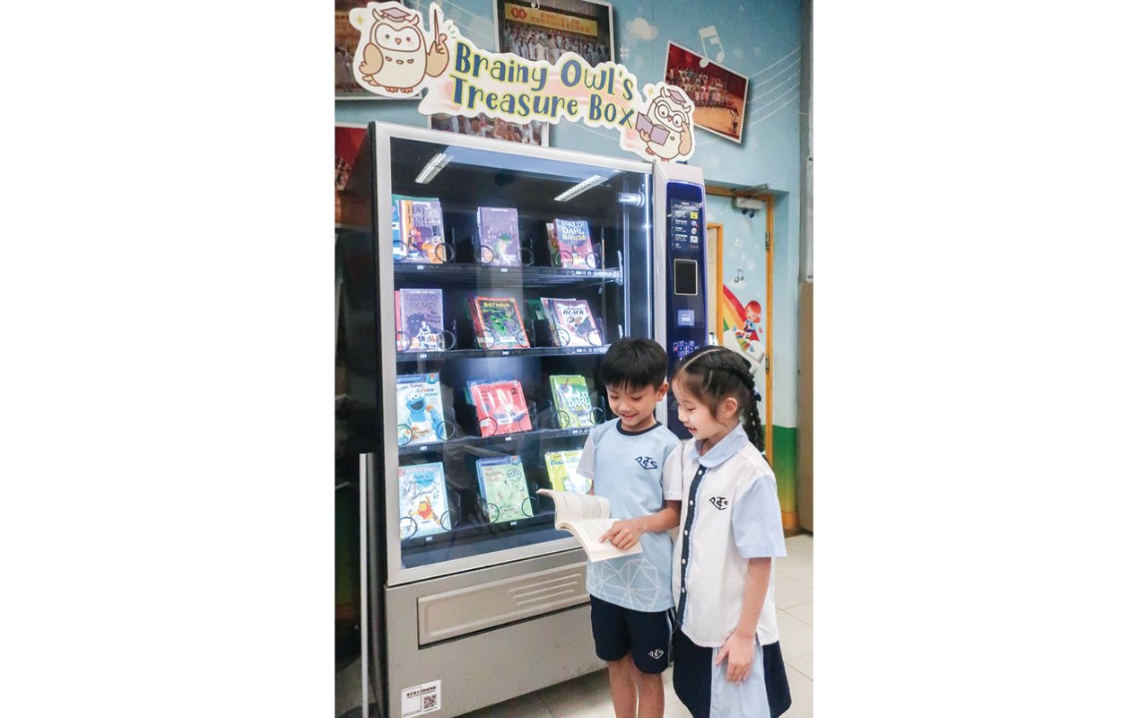 設置「智能借閱圖書機」和「Reading Café」