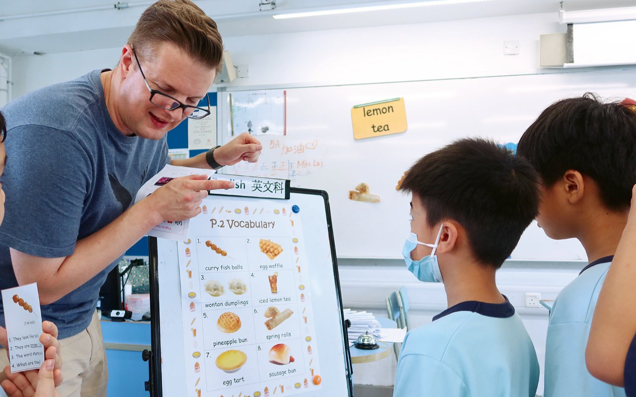 安排外籍英語老師和本地老師進行協作教學