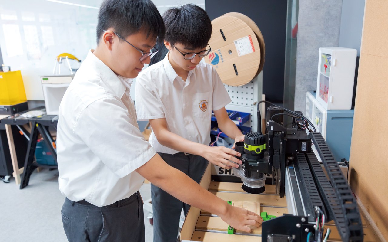學校中學部與小學部保持緊密的溝通交流