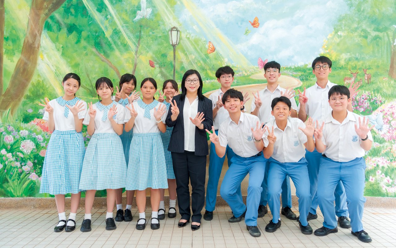 迦密聖道中學致力提供全人教育