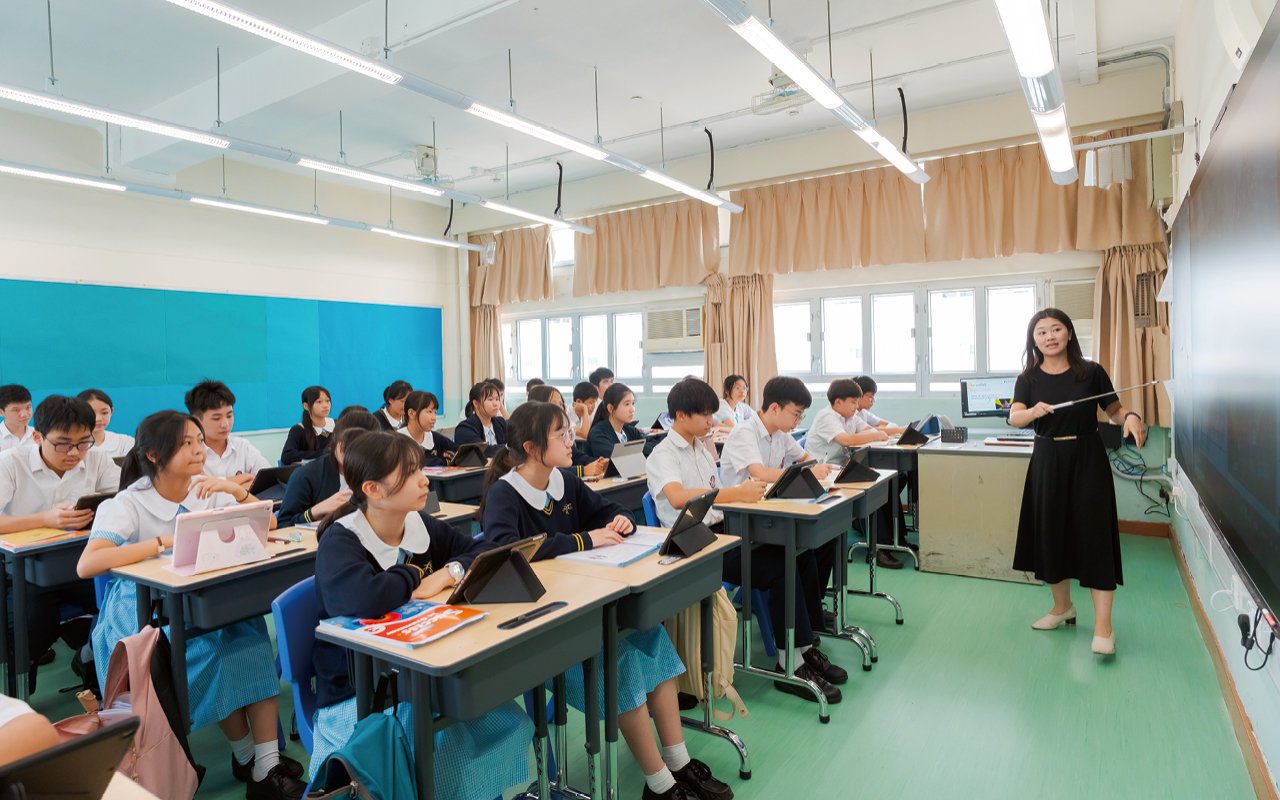 學校採取「拔尖、補底、提中」的教育策略