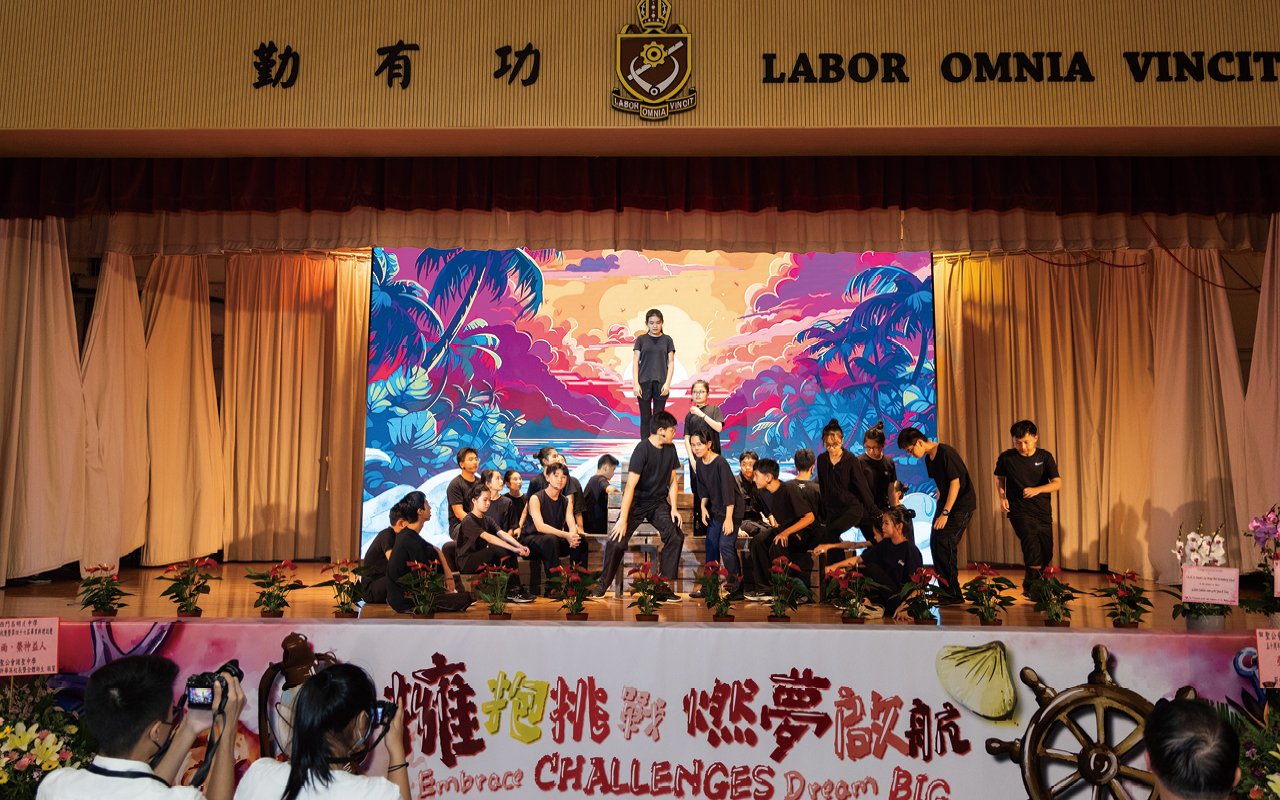學校成立英語音樂劇團，創造真實的語言環境