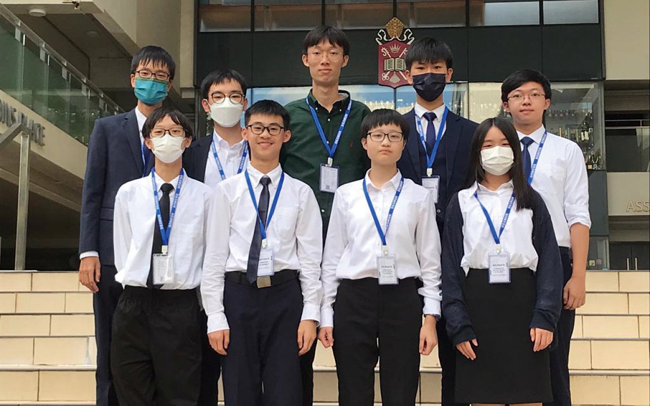 體驗正裝出席「模擬聯合國會議」