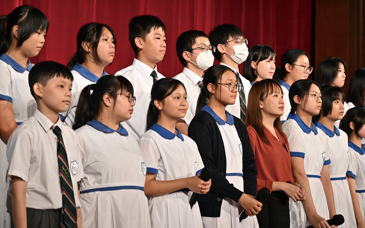 學生在全校觀眾前大展所長