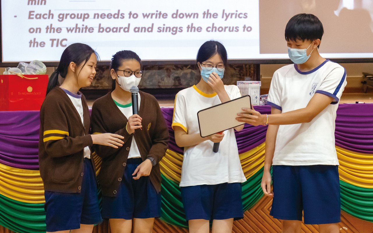 Pay attention to shaping the campus context for natural listening and speaking of English