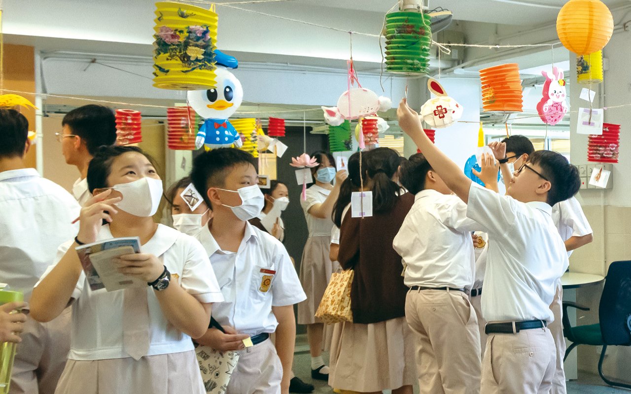 The English subject also conducts cross-subject activities with different subject groups