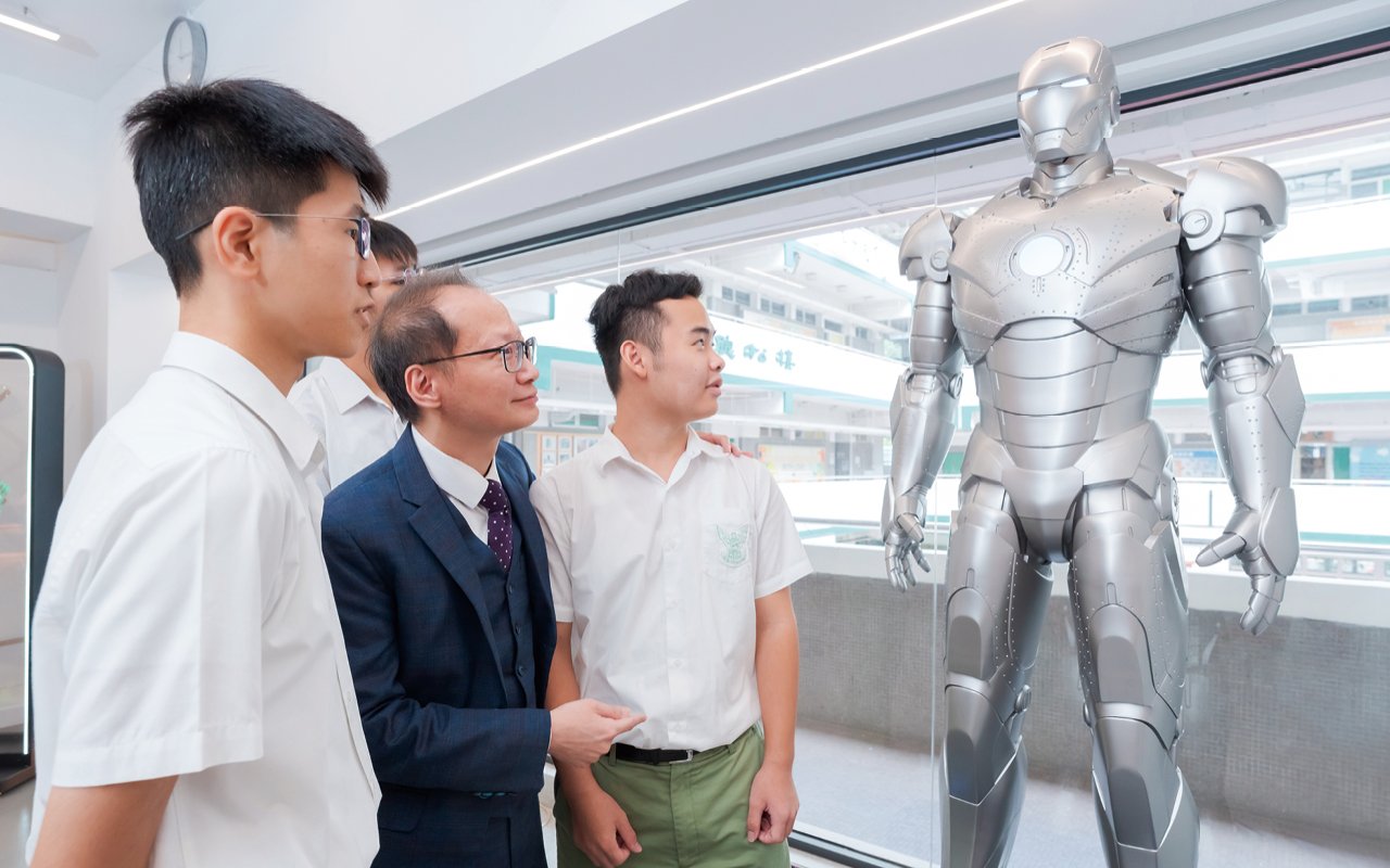 學校將英語教學擴展至社區，甚至是全世界