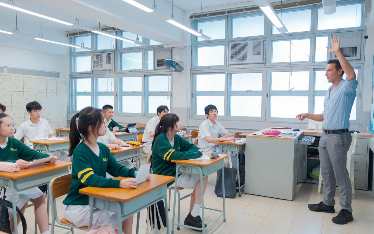 學校設立英文辯論隊，訓練學生的邏輯和思維能力