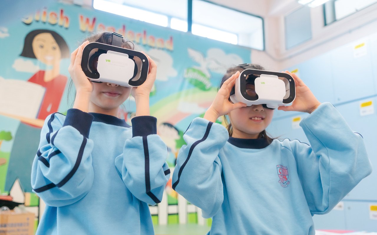 通過 VR 虛擬實境技術讓同學邊體驗邊寫作