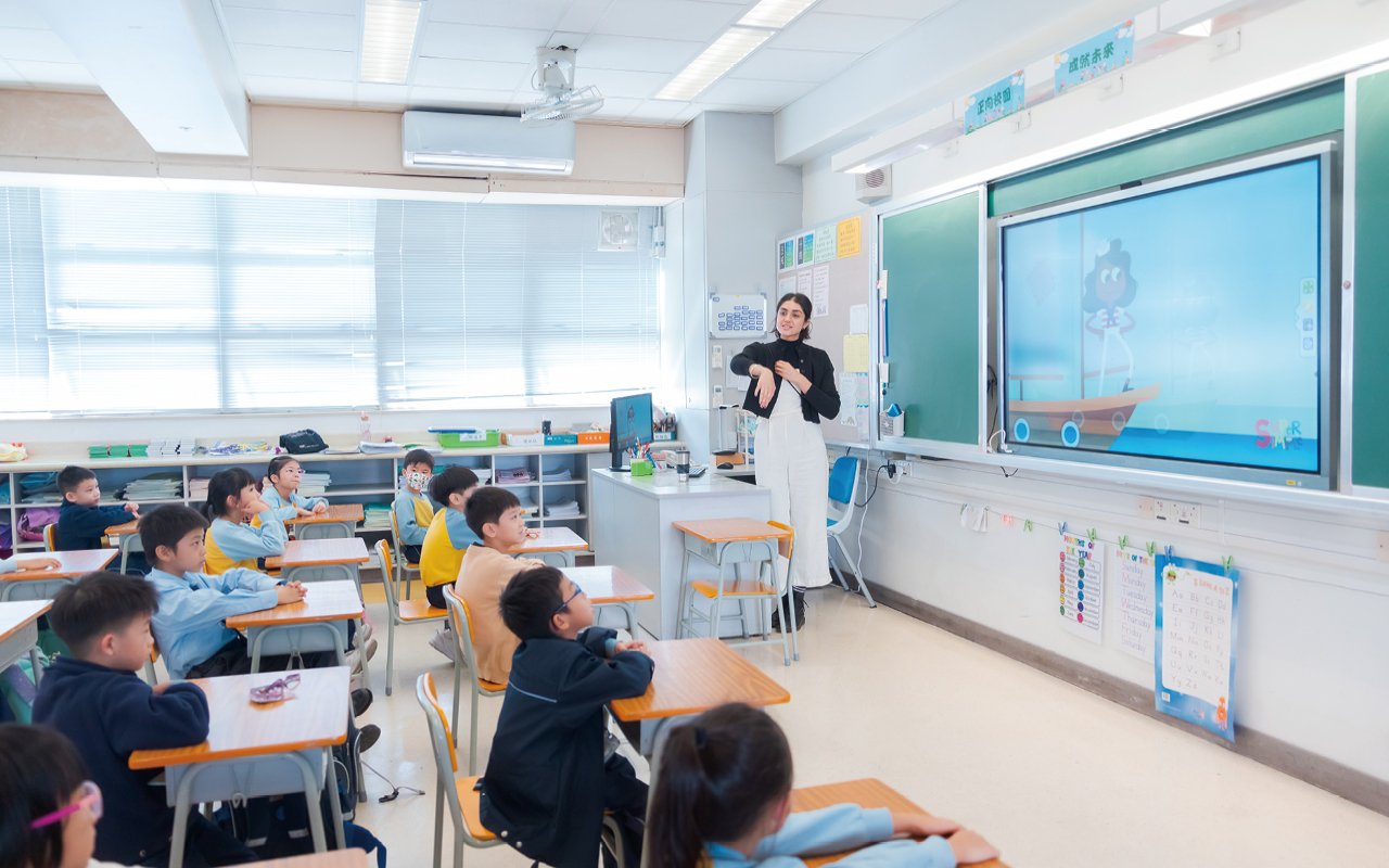 在英語教學規劃上，學校着重學生語言發展的「黃金期」，透過設計特色校本課程，啟發同學的語言潛能和創意思維發展。