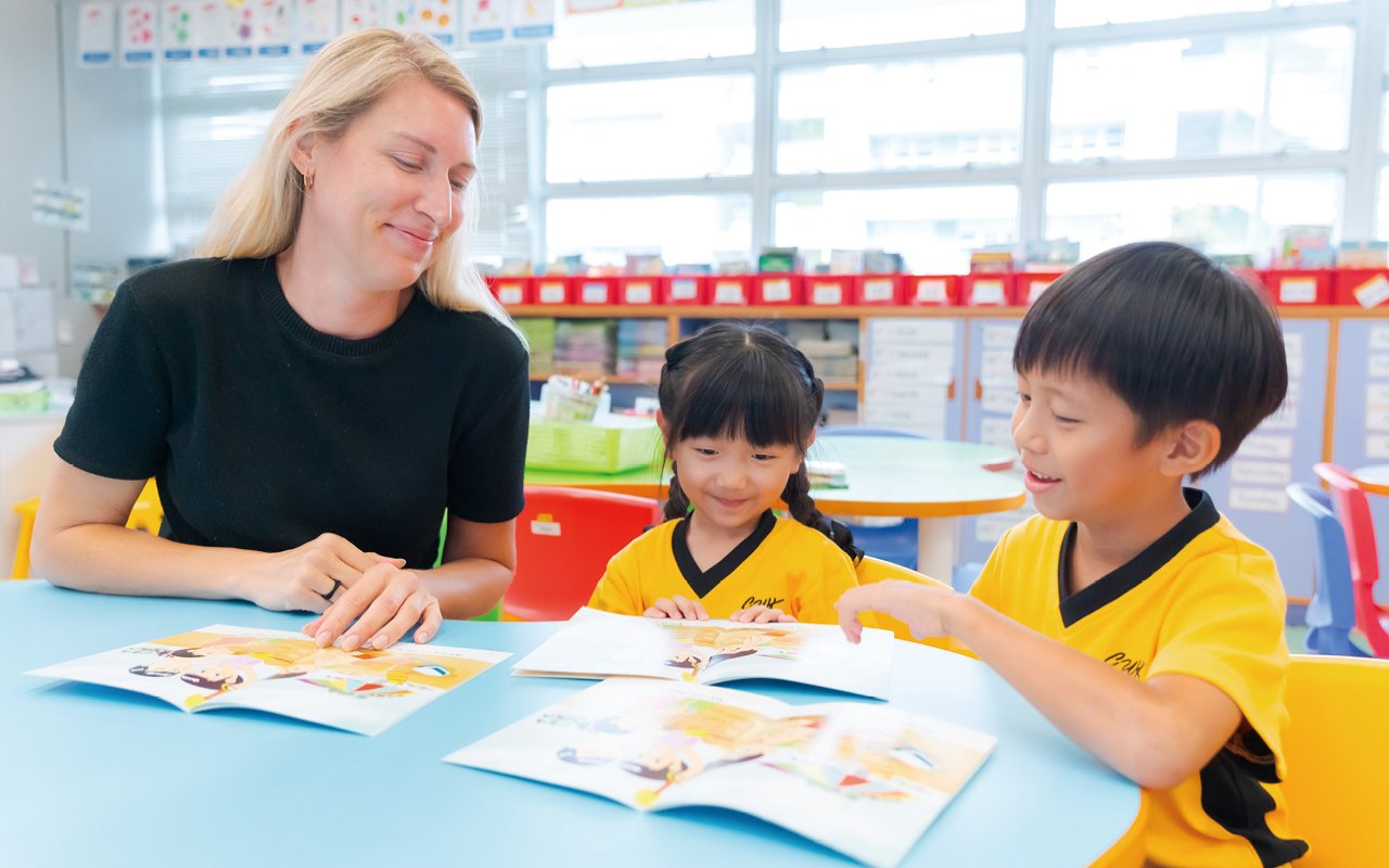 外籍英語老師會在課堂上進行故事導讀，透過「Big Books」教導學生不同英語字詞的涵義，擴闊語言知識層面。